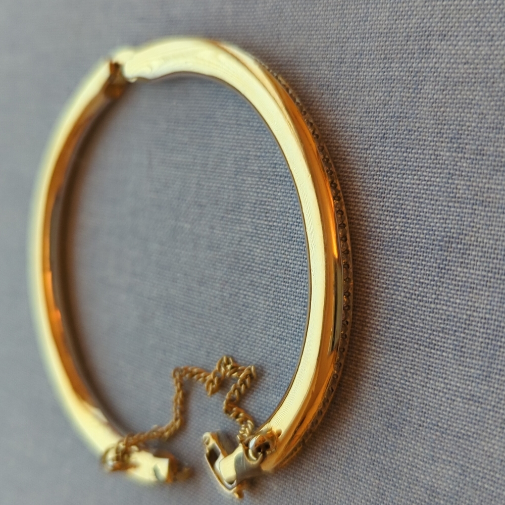 Gold bracelet with little diamonds (cz)